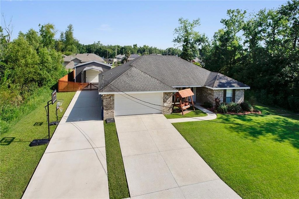 A MUST SEE! THIS HOME SITS ON AN OVERSIZED LOT. PL