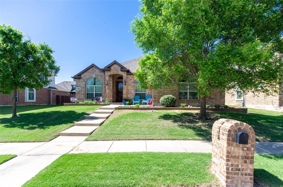 View of front facade featuring a front yard