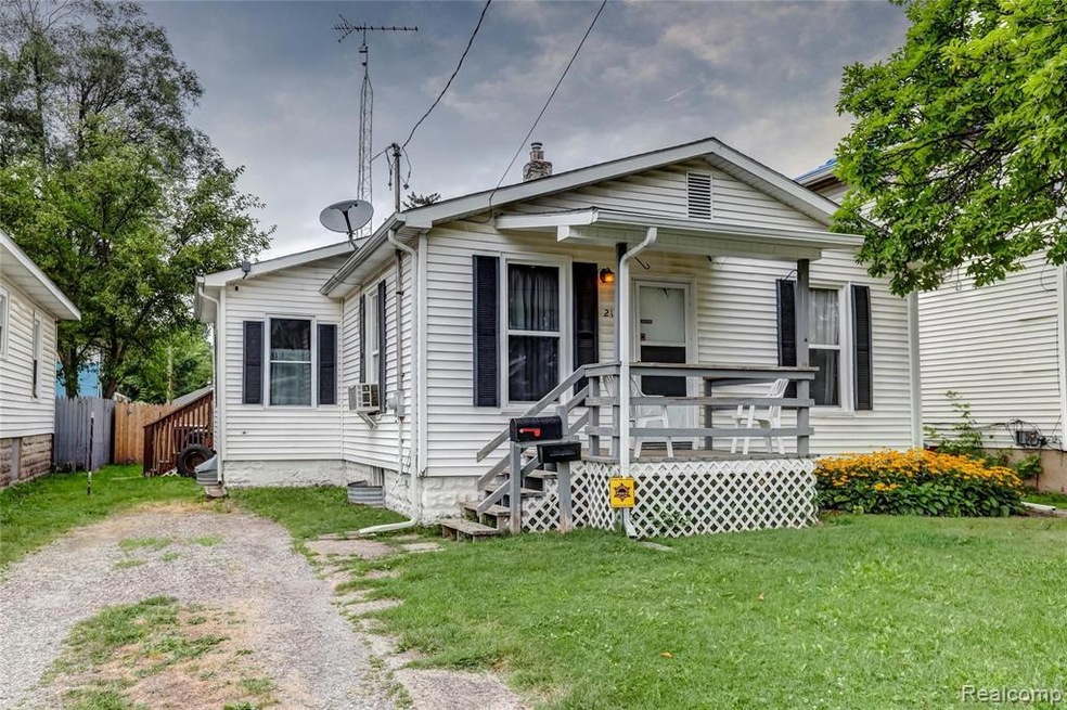 213 E Belvidere Ave, Flint, MI 48503 - photo 1