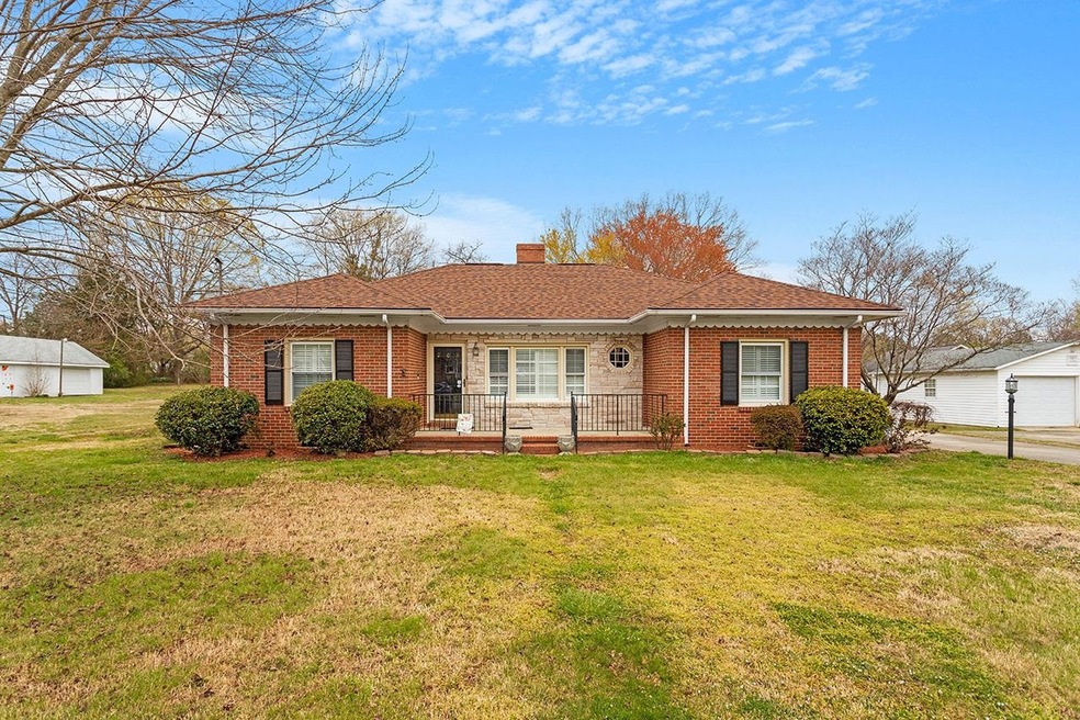 206 E Fairview Dr, Oxford, NC 27565 - photo 1