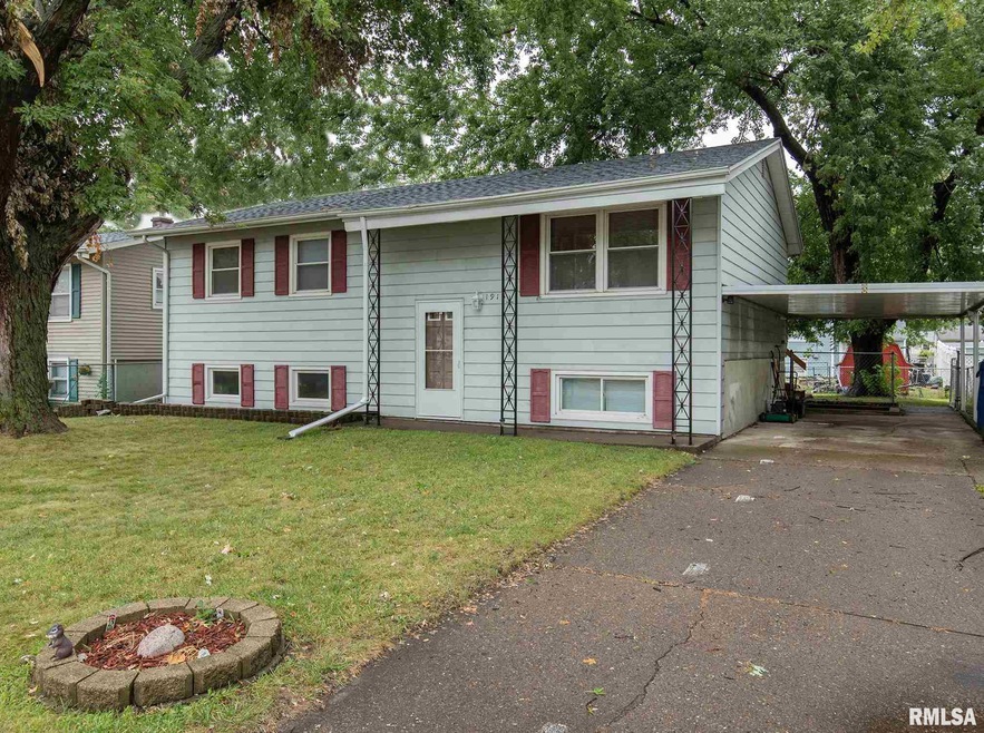 1915 W 70th St, Davenport, IA 52806 - photo 1