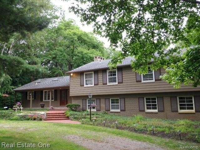 7236 Meadowlake Rd, Bloomfield Hills, MI 48301 - photo 1