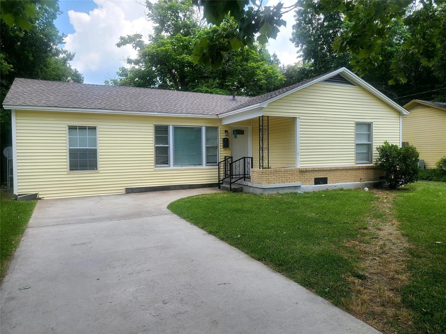 1110 N Howeth St, Gainesville, TX 76240 - photo 1