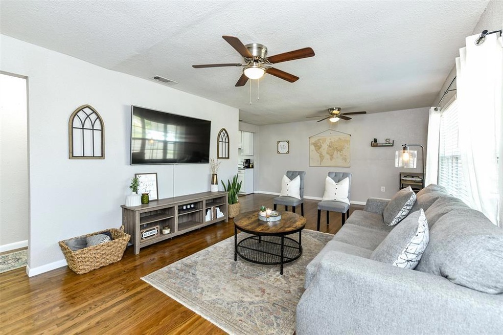 911 Poindexter Ave, Cleburne, TX 76033 - photo 1