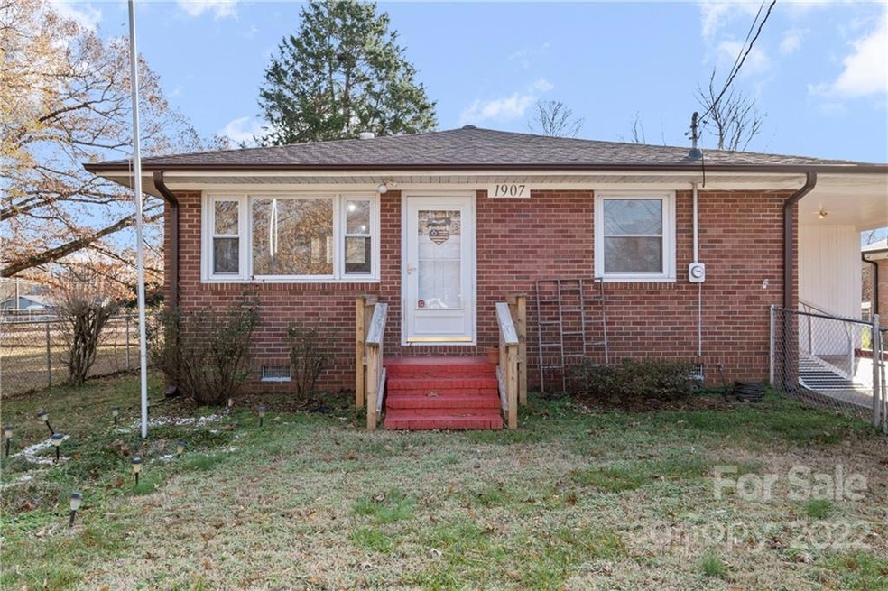 Welcome to 1907 Rayon Street. Front yard is also completely fenced in.