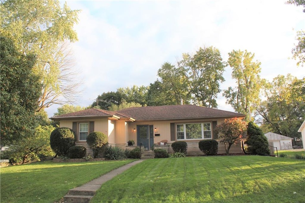 217 E Vinyard St, Anderson, IN 46012 - photo 1