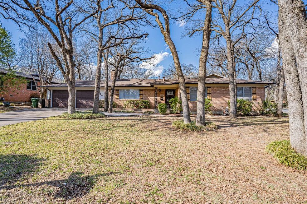 600 Oakwood Ave, Hurst, TX 76053 - photo 1
