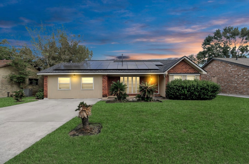 712 Meadowick Dr, Baytown, TX 77521 - photo 1