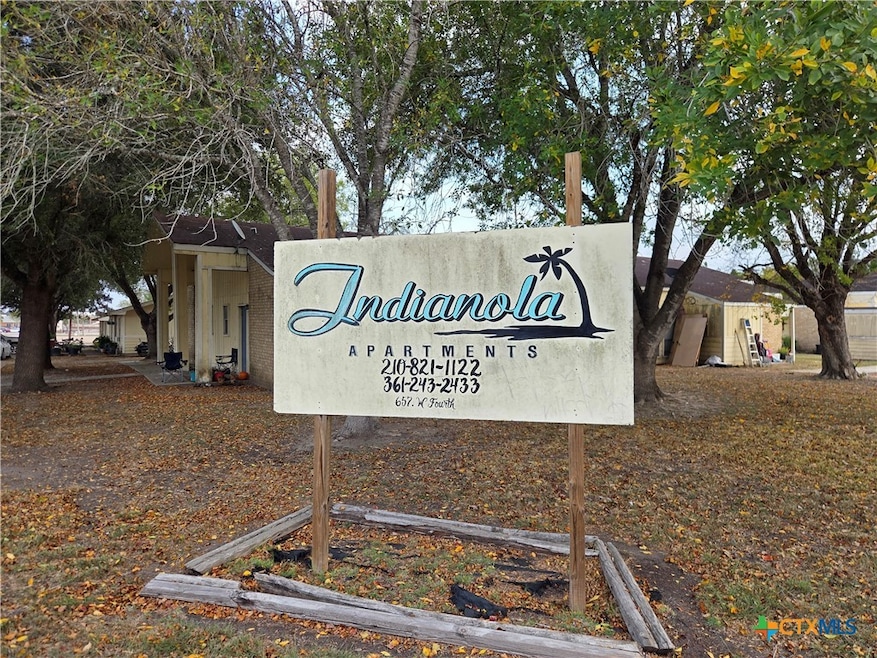 657 W 4th St, Yorktown, TX 78164 - photo 1