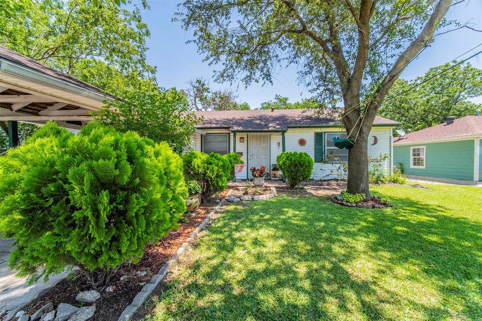 810 Cherokee Trace, Grand Prairie, TX 75051 - photo 1