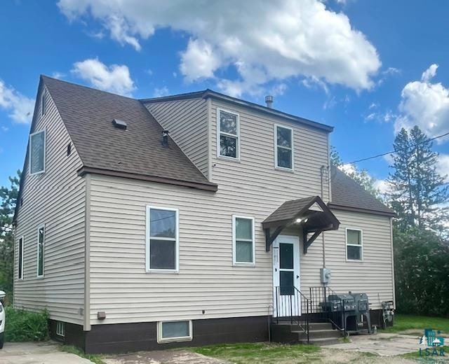View of front of property featuring a front lawn