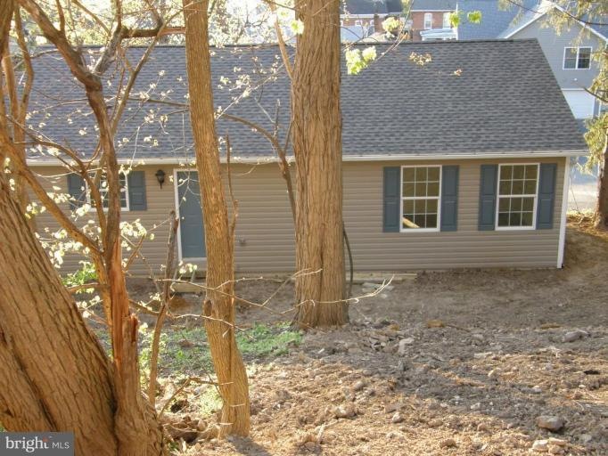 120 Locust St, Waynesboro, PA 17268 - photo 1