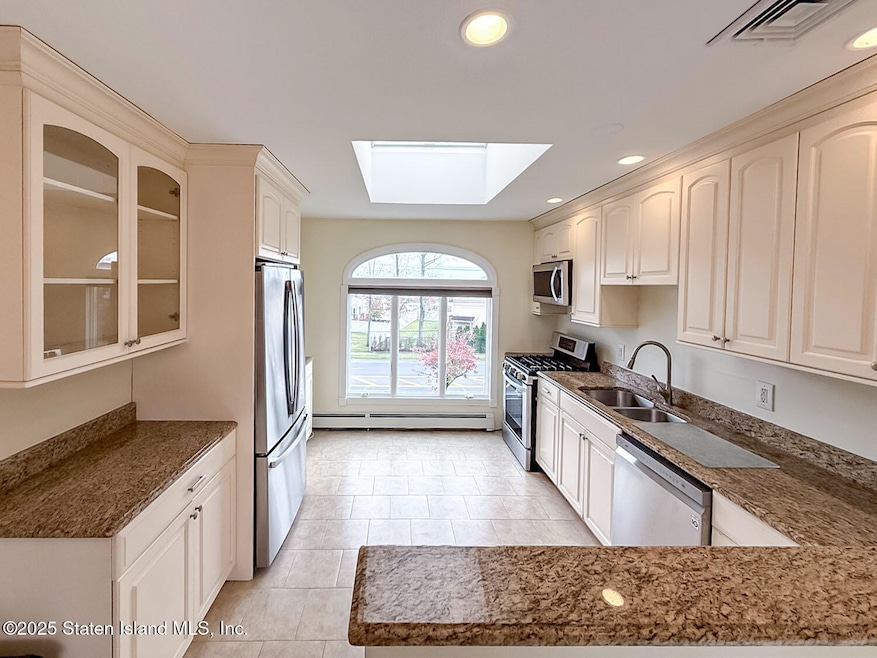 40 Woodvale Loop unit 2nd Flr, Staten Island, NY 10309 - photo 1