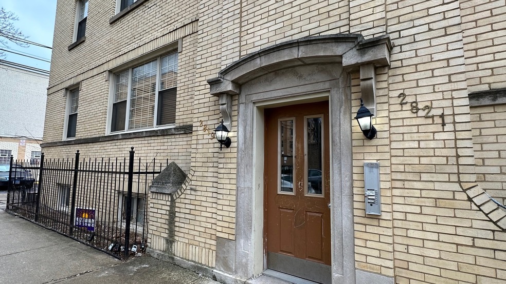 2819 W Rosemont Ave unit 1, Chicago, IL 60659 - photo 1