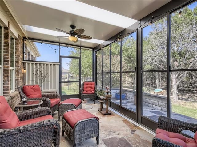 Screened in back patio - oversized