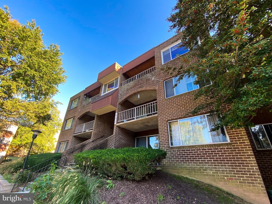 440 Girard St unit 304, Gaithersburg, MD 20877 - photo 1