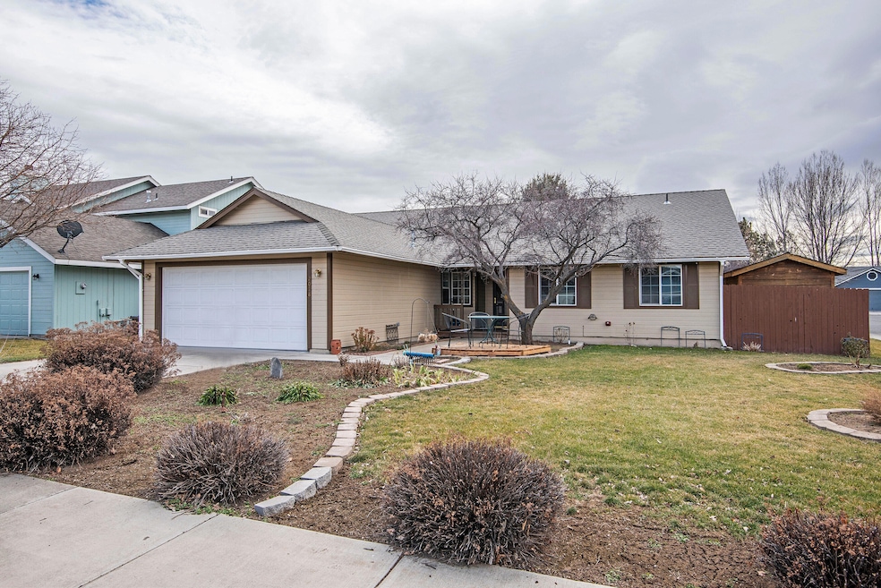 2018 NW Ivy Ave, Redmond, OR 97756 - photo 1