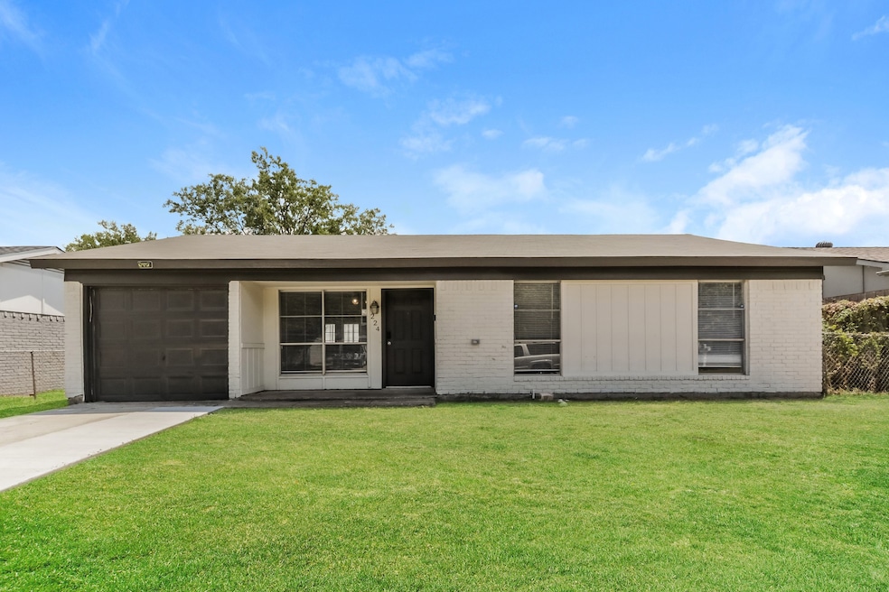 224 Woodgrove St, Mesquite, TX 75181 - photo 1