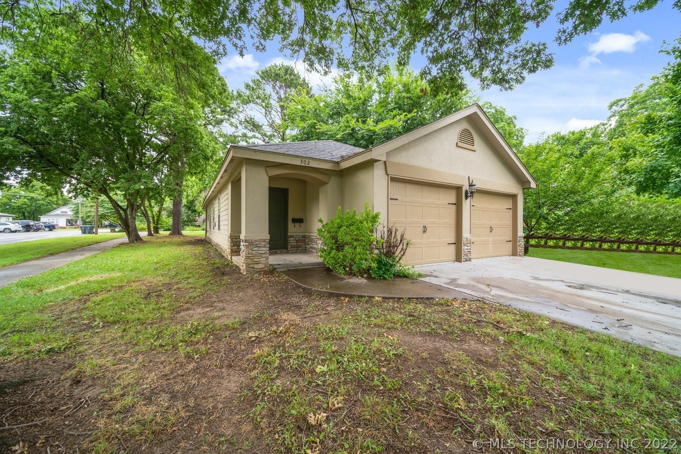 302 E 1st St, Claremore, OK 74017 - photo 1