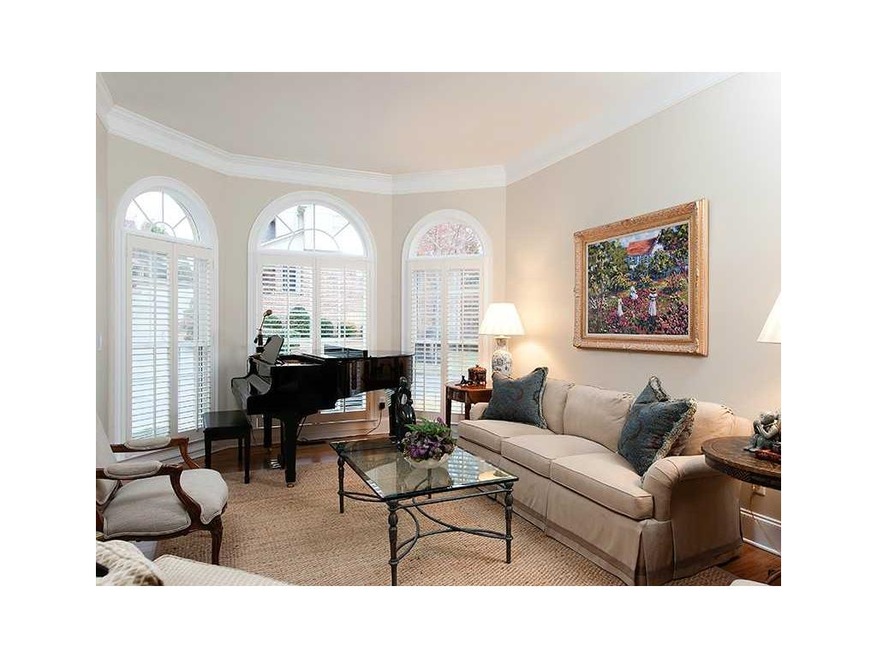 Living Room. Sunny and spacious