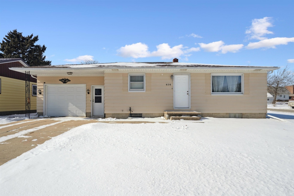 414 7th St, Jesup, IA 50648 - photo 1