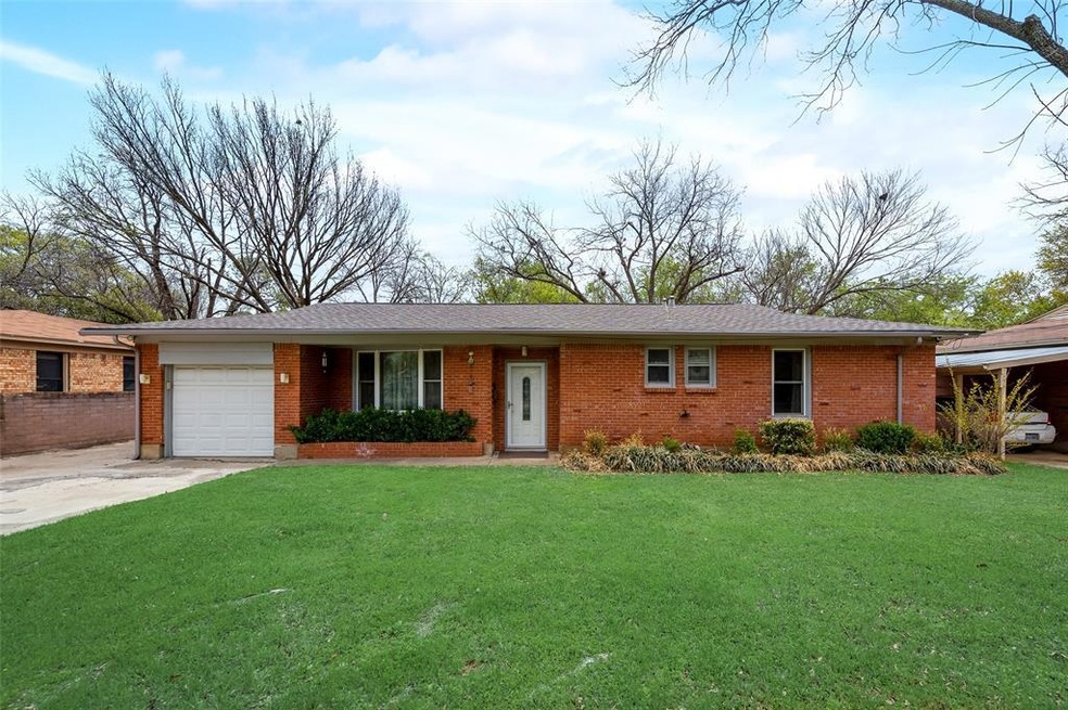 424 Hurstview Dr, Hurst, TX 76053 - photo 1