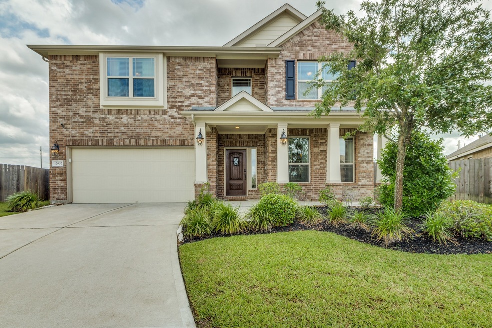 Two story home with a covered front porch and a covered back patio!  This home sits on an over-sized cul-de-sac lot!  And, there are no backyard neighbors!  The home is the Obsidian Plan, built by Lennar!