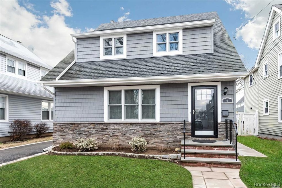 9 Capitol Ave unit Upper level, Williston Park, NY 11596 - photo 1