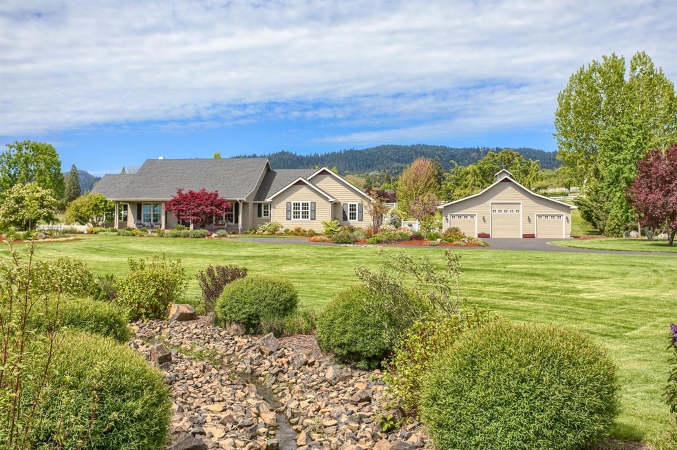 2209 Old Stage Rd, Central Point, OR 97502 - photo 1