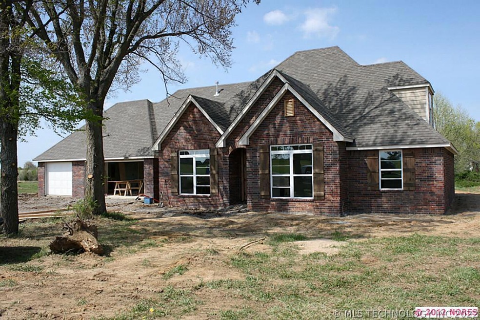 Beautiful Redwood Home. Full Brick w expansion up!