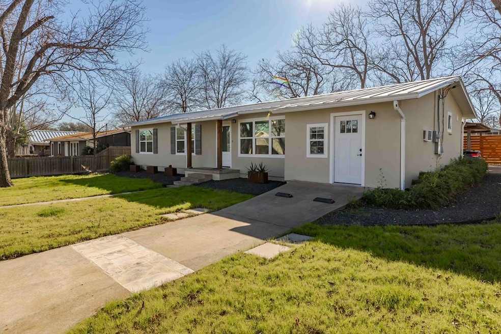 113 Shaw Ave, Fredericksburg, TX 78624 - photo 1