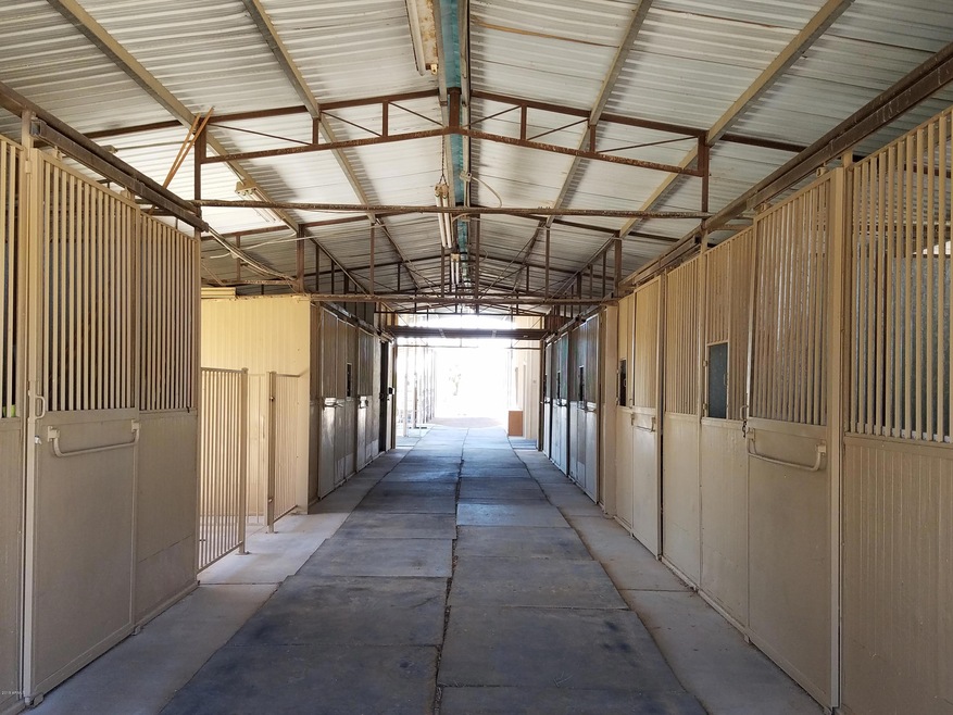Center aisle way 10 stall barn