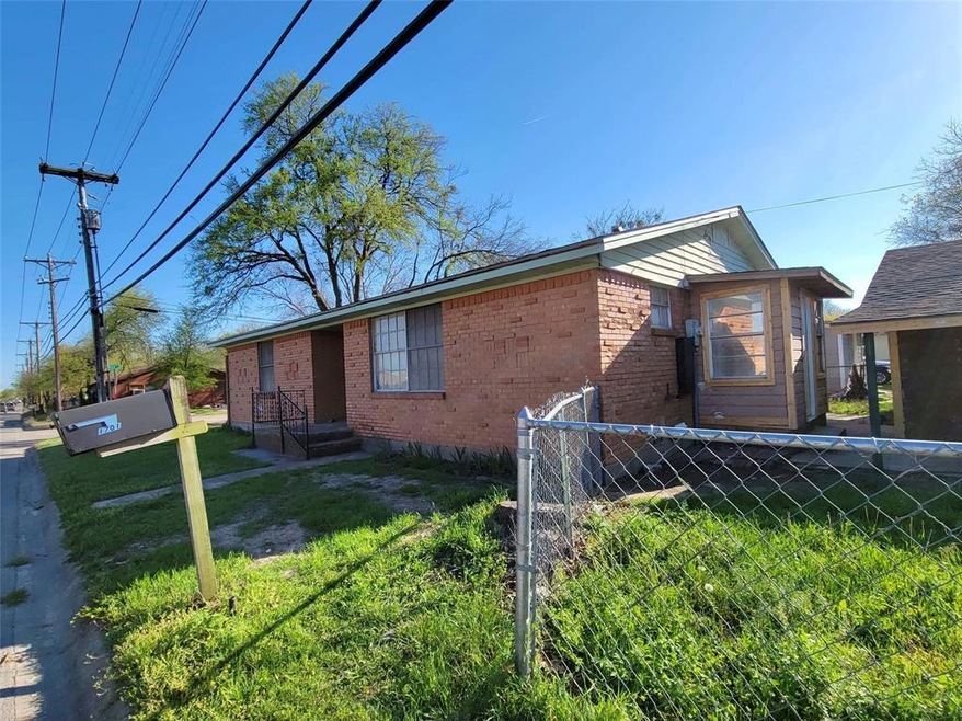 1701 Granbury St, Cleburne, TX 76033 - photo 1