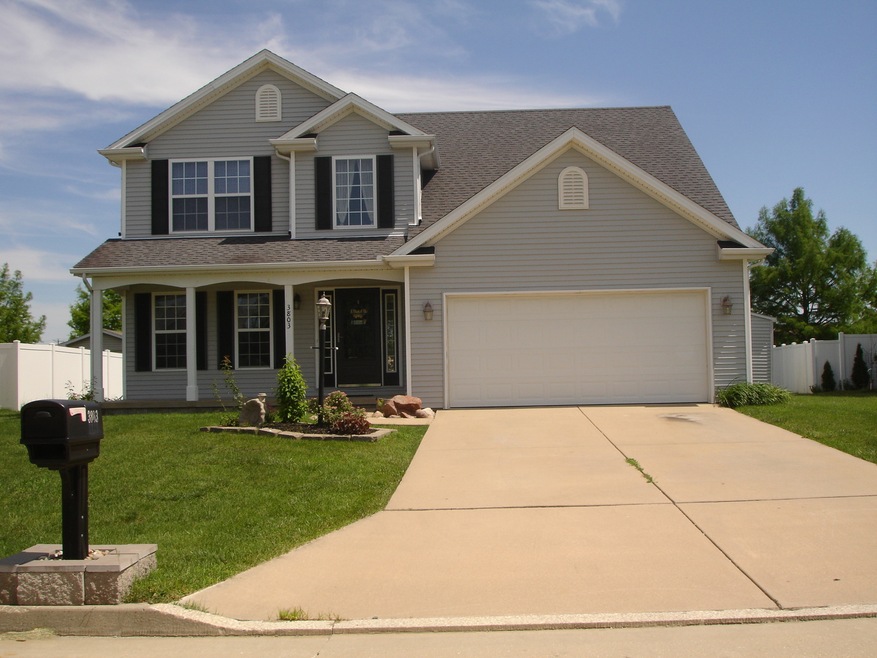 WELL LANDSCAPED YARD BOTH IN FRONT AND BACK
