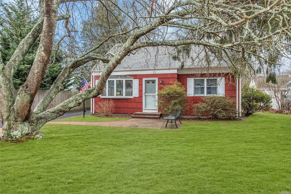 124 Academy St, Bayport, NY 11705 - photo 1