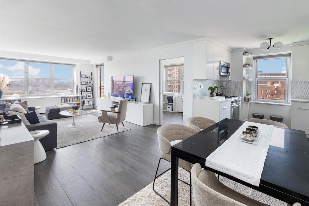 River Point Towers unit 6P, Bronx, NY 10463 - photo 1