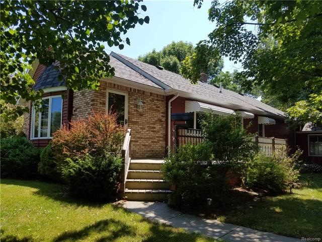 LARGE TOWNSHIP RANCH ON HALF AN ACRE.