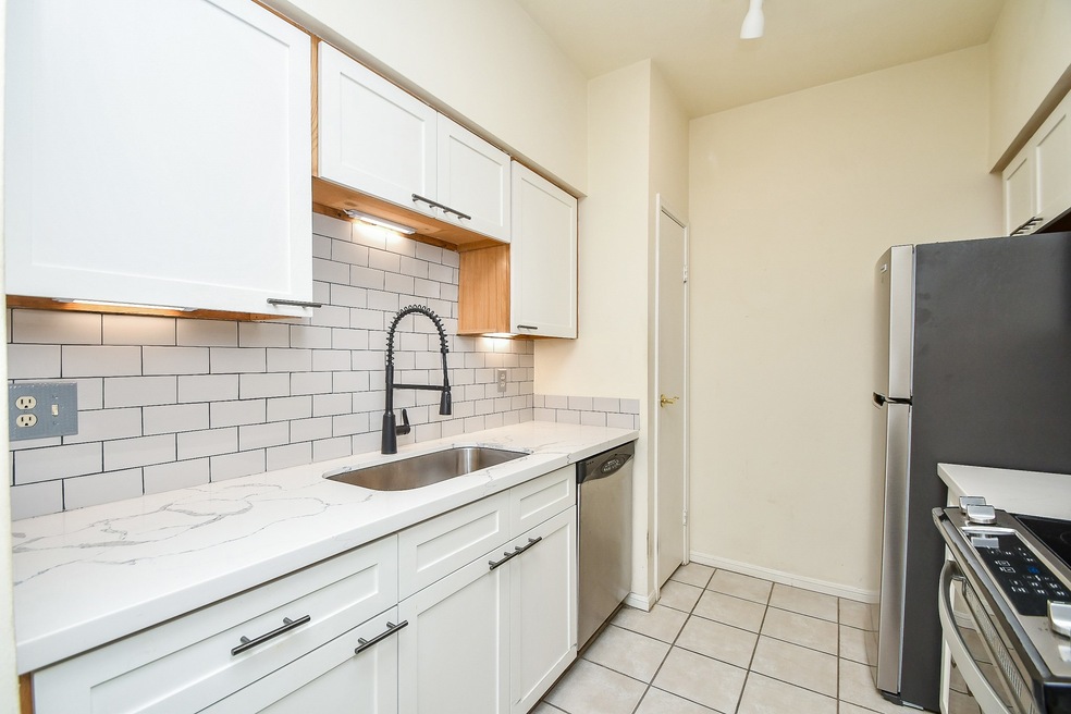 Updated kitchen! Undermount sink, lots of prep spa