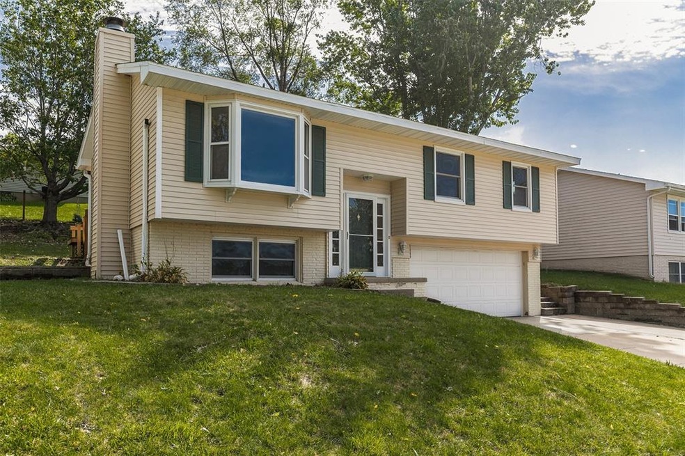 1737 Southview Dr NW, Cedar Rapids, IA 52405 - photo 1