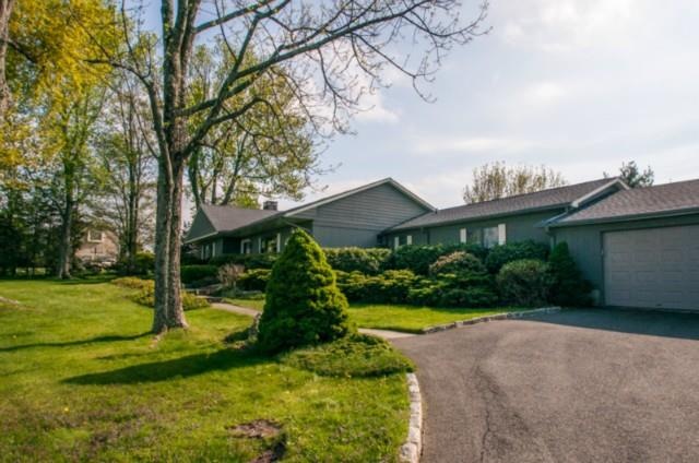 2 Old Castle Dr, Newtown, CT 06470 - photo 1