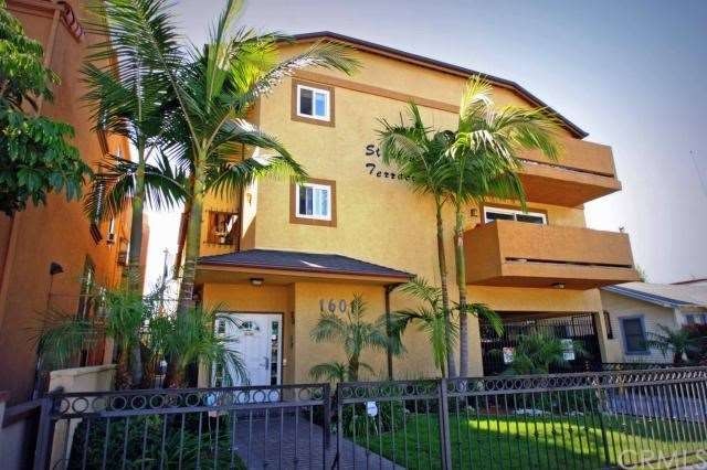 Nice small complex with only 8 units