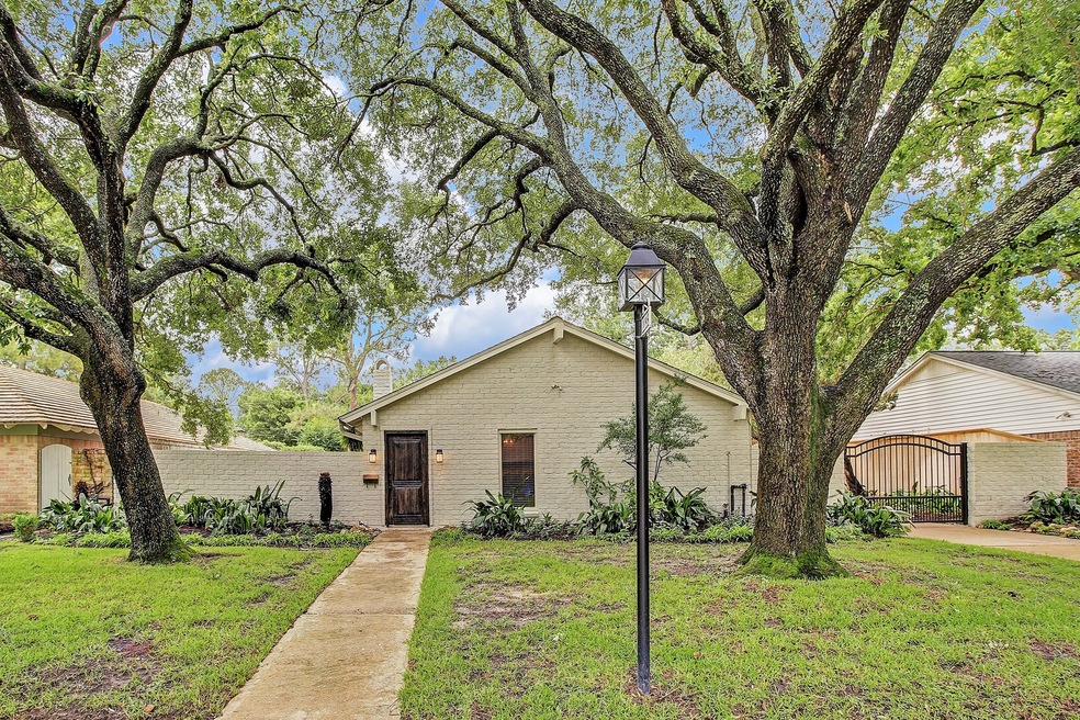 10039 Olympia Dr, Houston, TX 77042 - photo 1