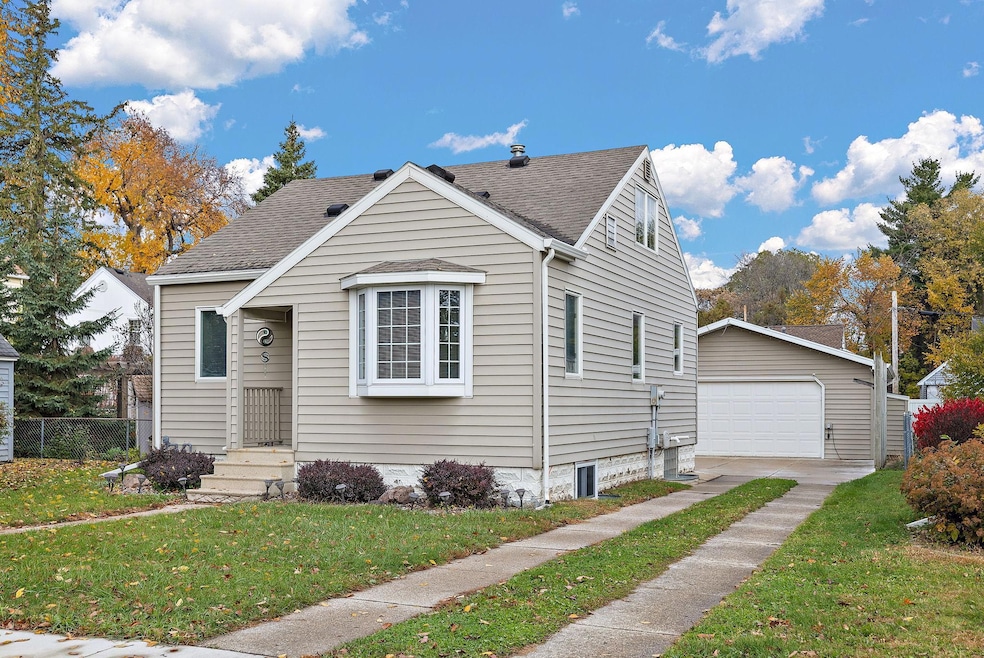 402 11th Ave SW, Austin, MN 55912 - photo 1