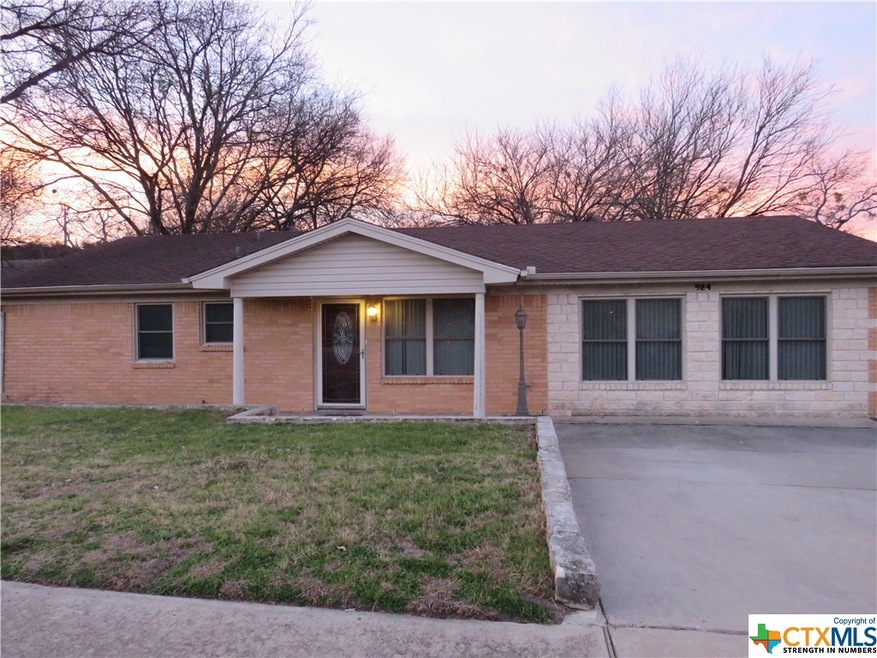 924 Holly St, Copperas Cove, TX 76522 - photo 1