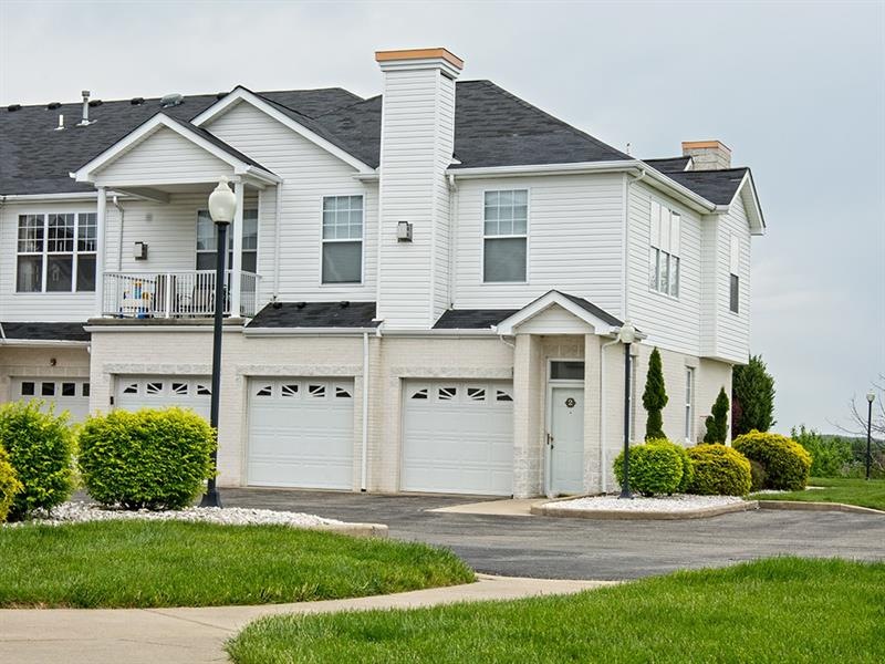 BEAUTIFUL END-UNIT with extra parking, fabulous lo