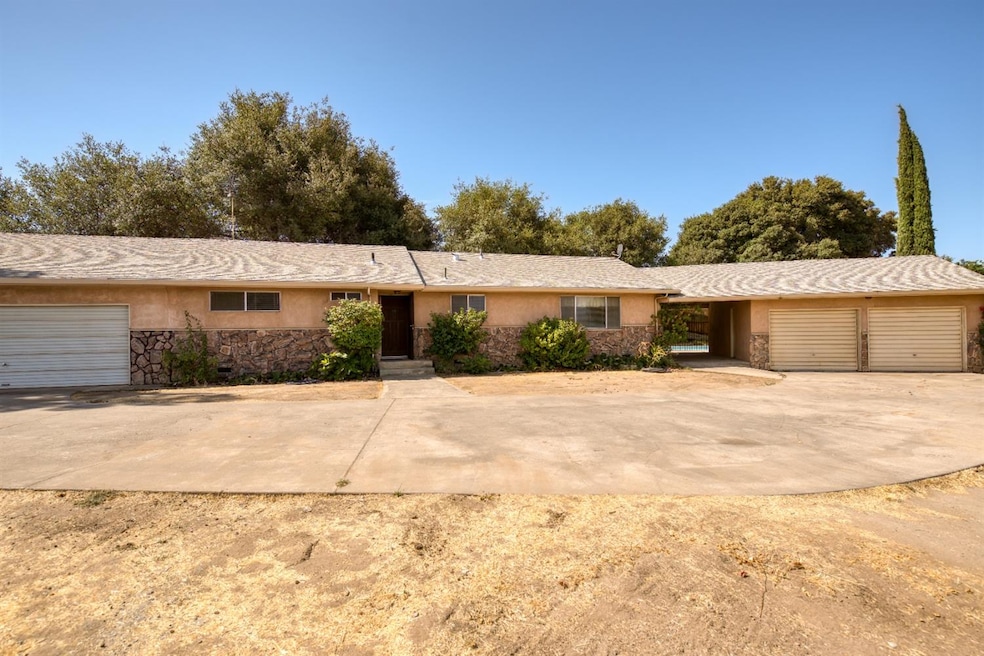 490 S Wood Ave, Oakdale, CA 95361 - photo 1