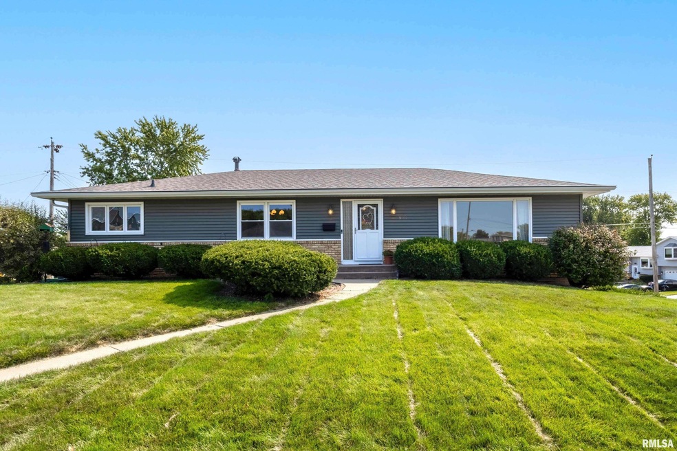 3707 N Thornwood Ave, Davenport, IA 52806 - photo 1