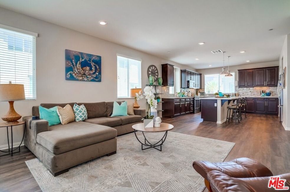 Living & Kitchen