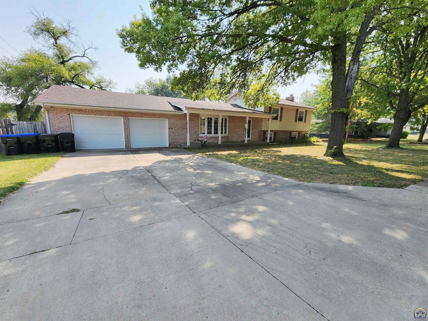 2900 SW Moundview Dr, Topeka, KS 66614 - photo 1