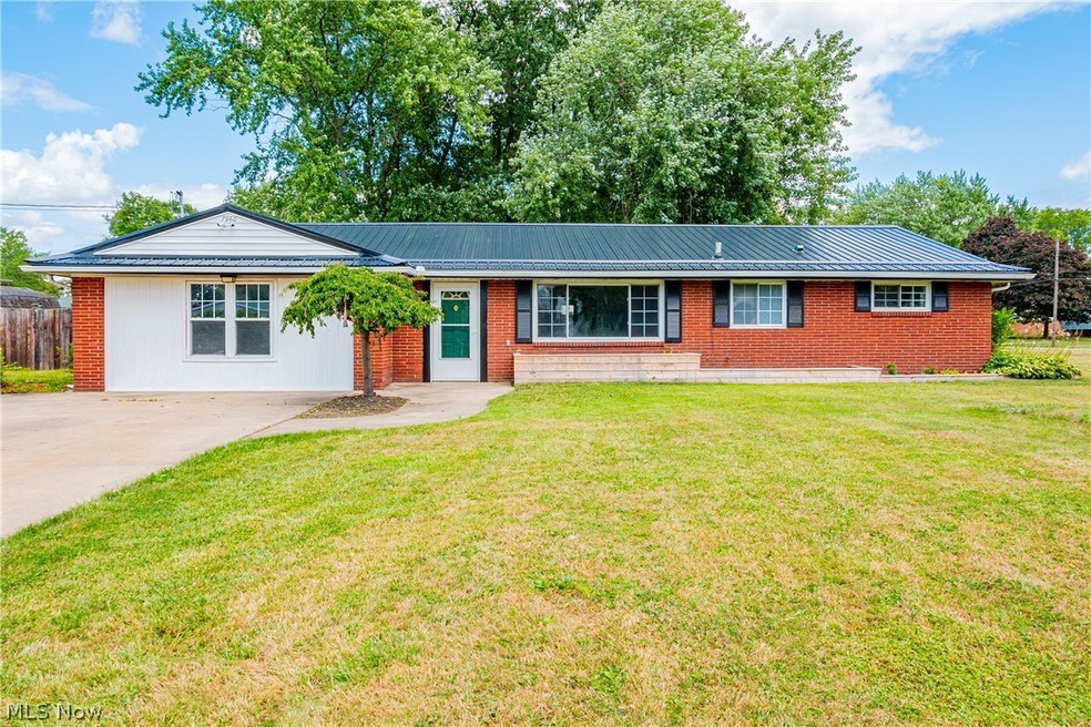 Ranch-style house featuring a front yard